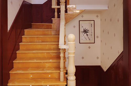奉节中式别墅室内汉白玉石楼梯的定制安装装饰效果